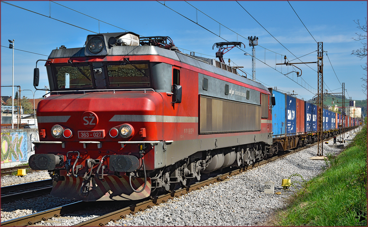 SŽ 363-027 zieht Containerzug durch Maribor-Tabor Richtung Koper Hafen. /16.4.2015