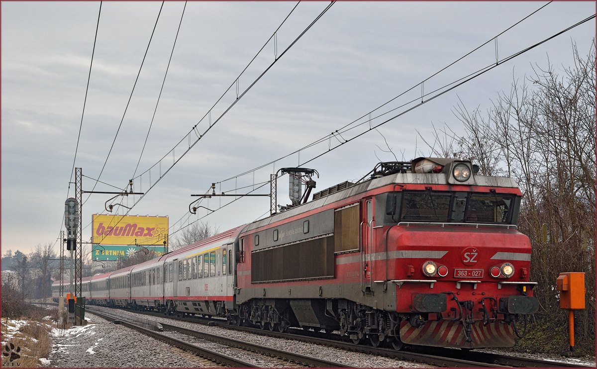 SŽ 363-027 zieht EC158 'Croatia' durch Maribor-Tabor Richtung Wien. /9.1.2015
