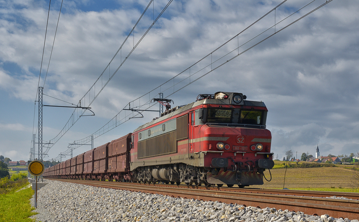 SŽ 363-027 zieht Erzzug an Črešnjevec vorbei Richtung Norden. /4.10.2017