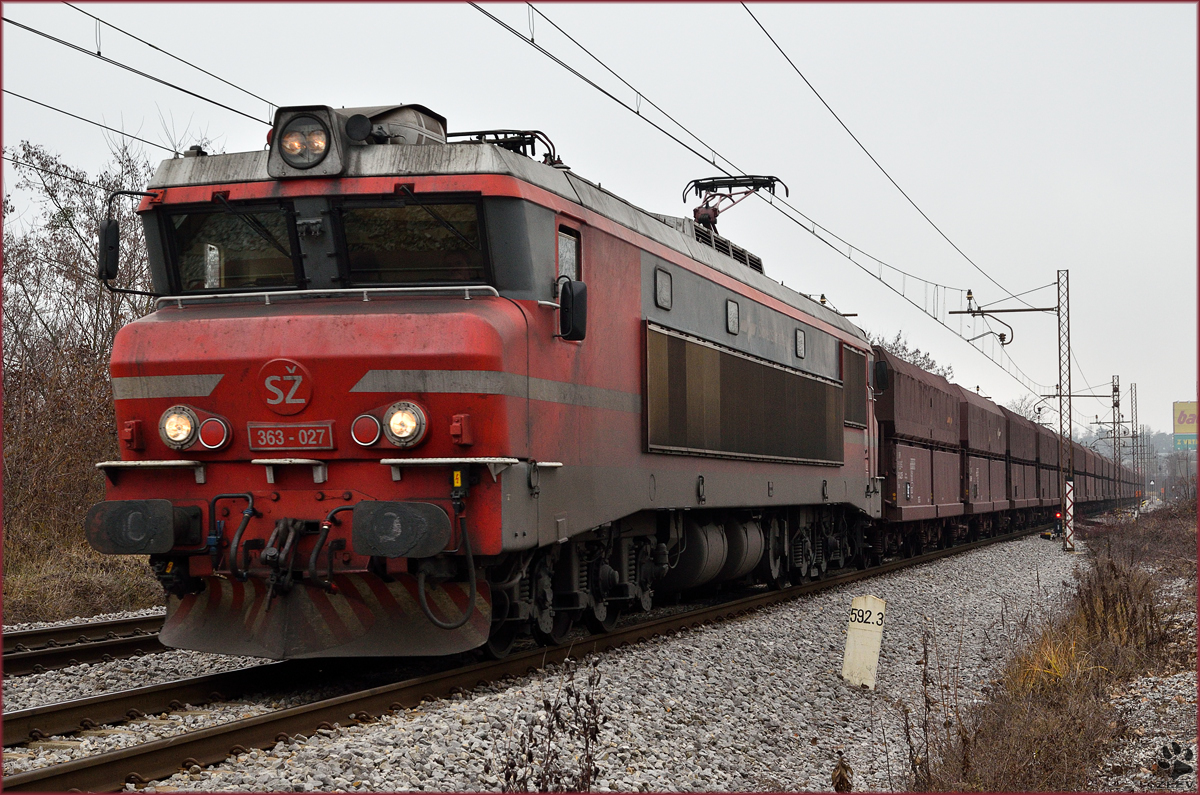 SŽ 363-027 zieht Erzzug durch Maribor-Tabor Richtung Norden. /21.12.2015