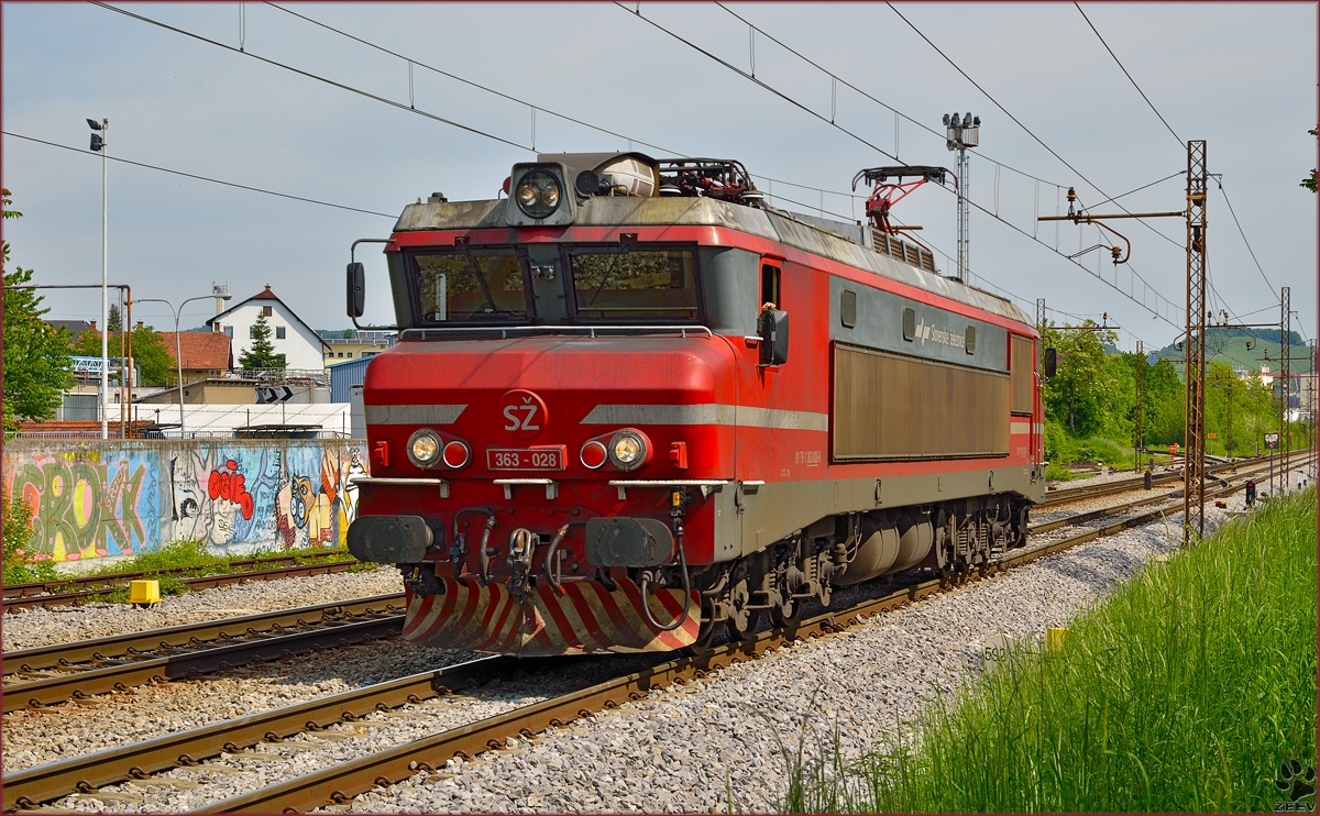 SŽ 363-028 fährt als Lokzug durch Maribor-Tabor Richtung Tezno Verschiebebahnhof. /7.5.2014