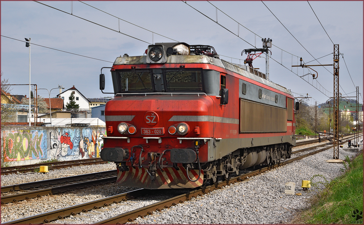 SŽ 363-028 fährt als Lokzug durch Maribor-Tabor Richtung Tezno VBF. /14.4.2015