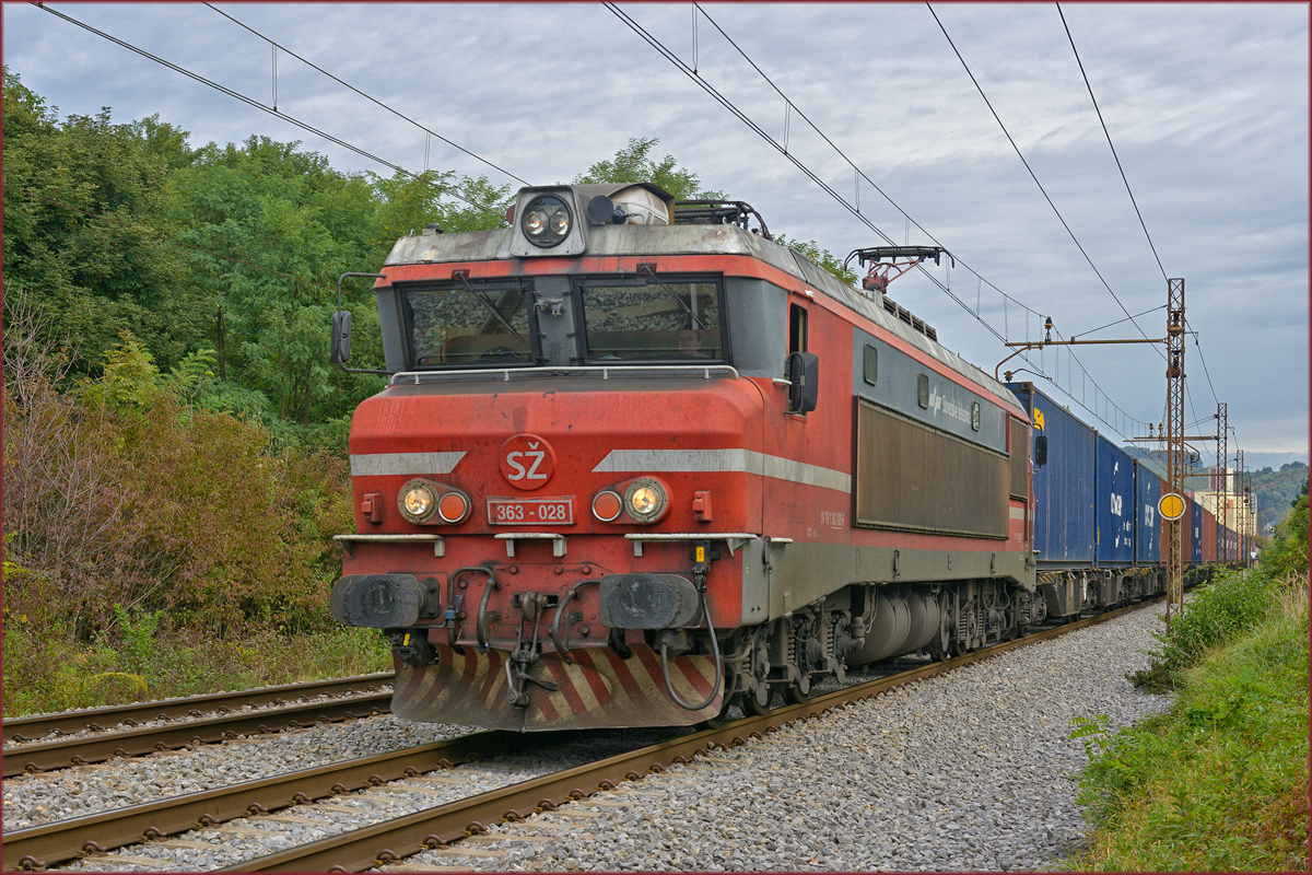 SŽ 363-028 zieht Containerzug durch Maribor-Tabor Richtung Koper Hafen. /25.9.2019