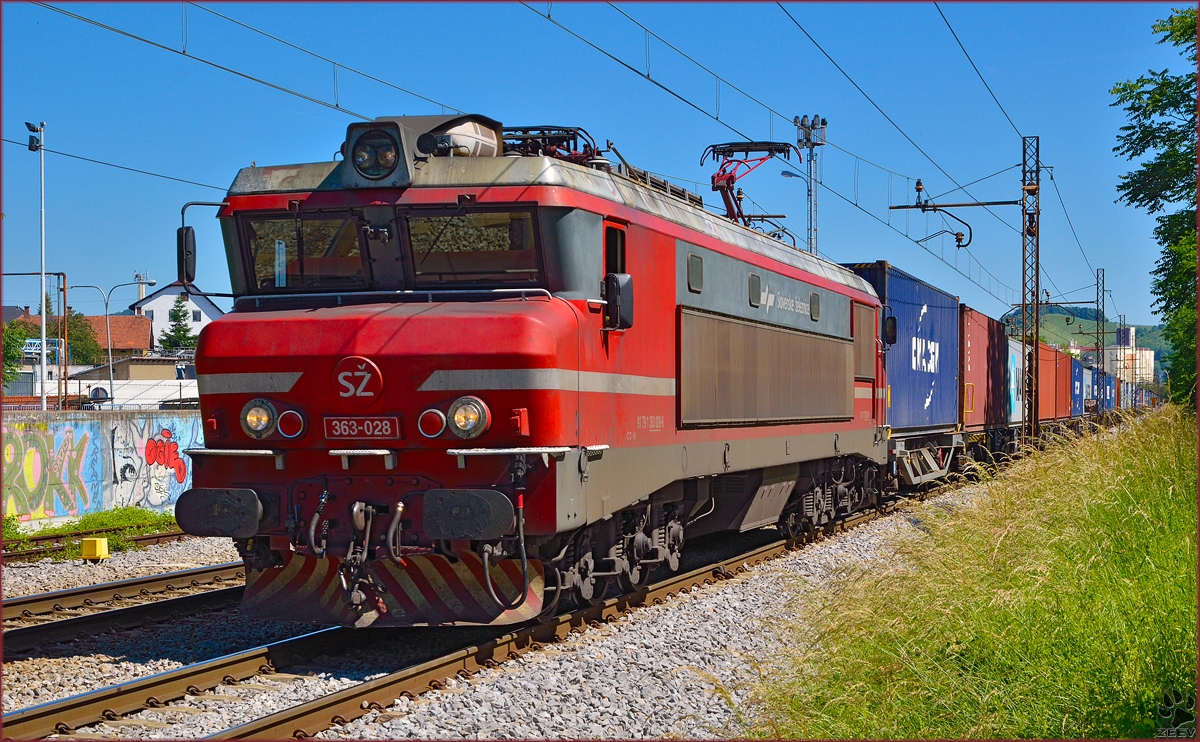 SŽ 363-028 zieht Containerzug durch Maribor-Tabor Richtung Koper Hafen. /6.6.2014