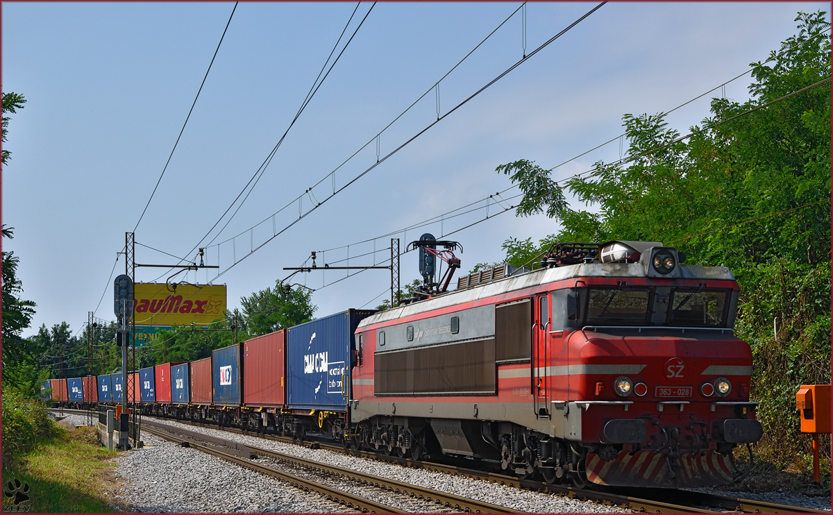 SŽ 363-028 zieht Containerzug durch Maribor-Tabor Richtung Norden. /3.8.2015