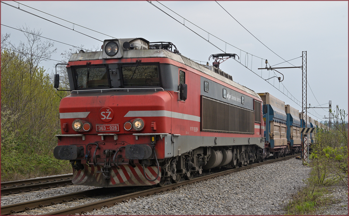 SŽ 363-028 zieht Erzzug durch Maribor-Tabor Richtung Norden. /13.4.2019