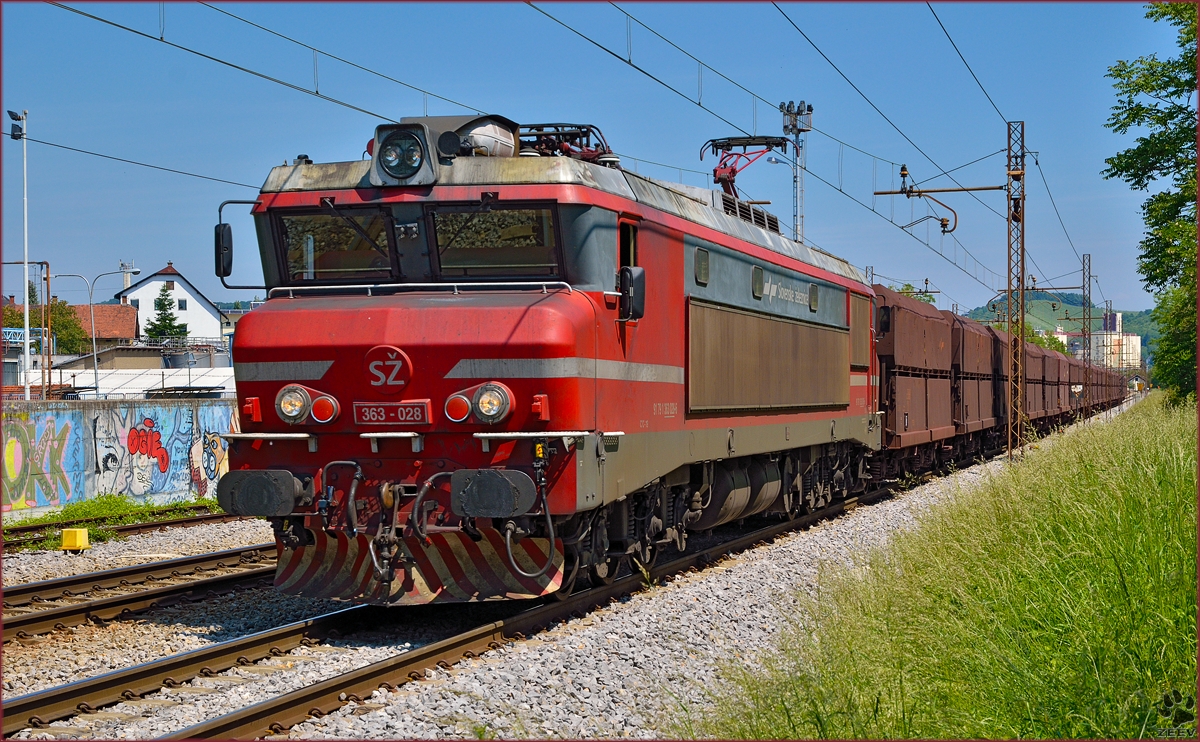 SŽ 363-028 zieht Erzzug durch Maribor-Tabor Richtung Koper Hafen. /21.5.2014