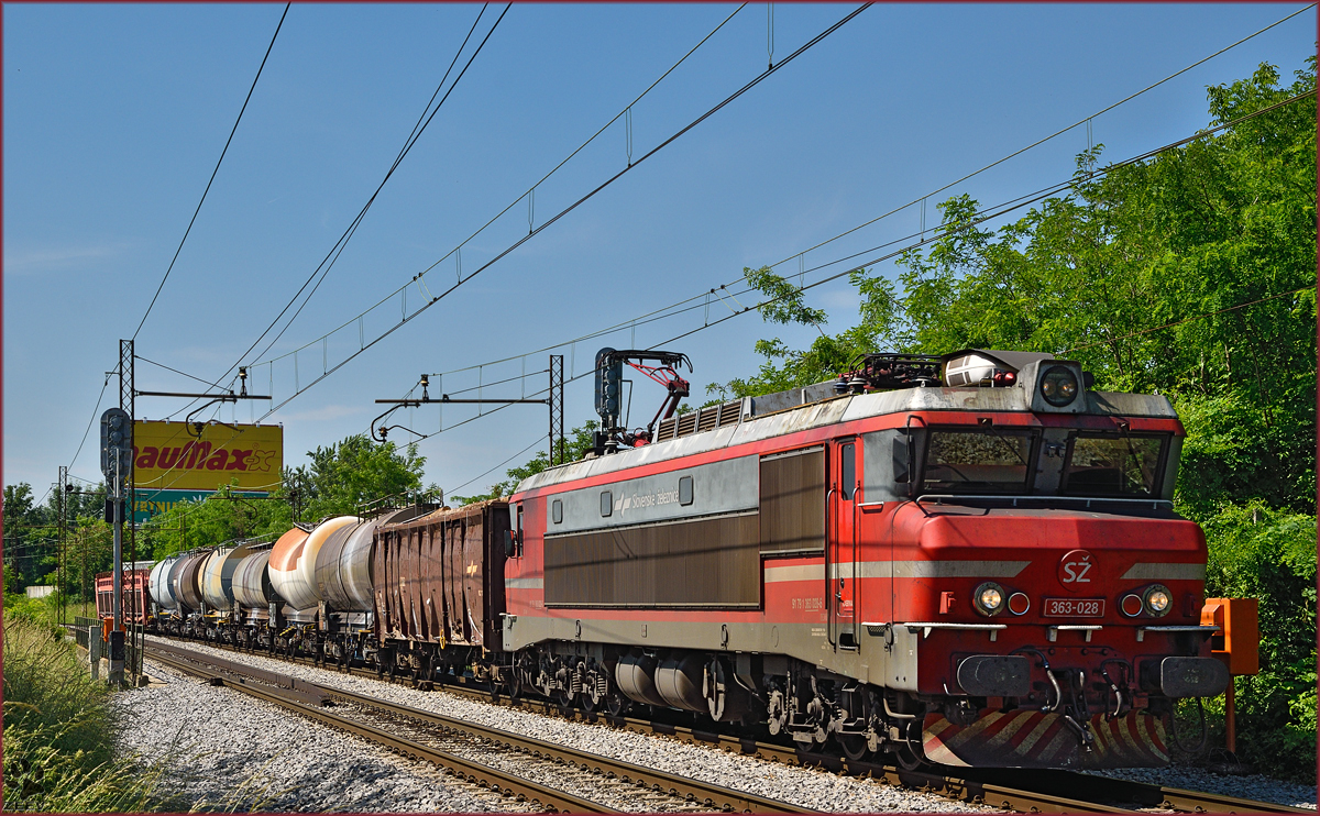 SŽ 363-028 zieht Güterzug durch Maribor-Tabor Richtung Norden. /2.6.2015