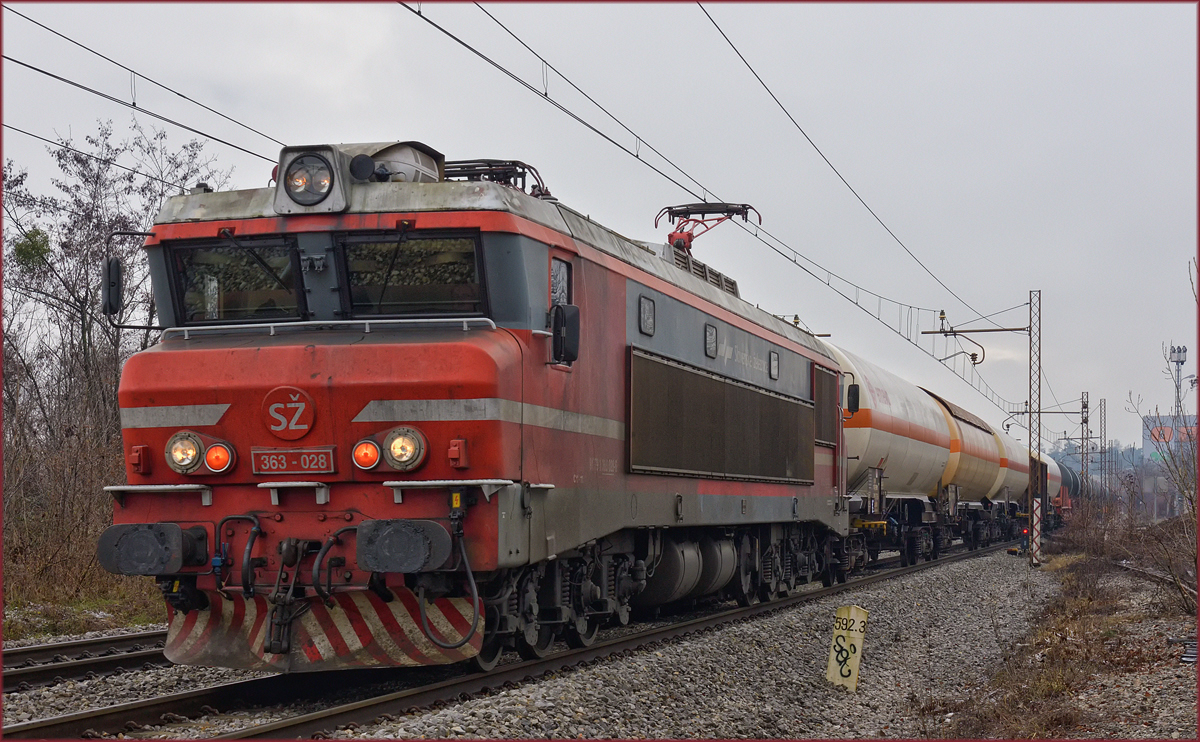 SŽ 363-028 zieht Kesselzug durch Maribor-Tabor Richtung Norden. /13.12.2017
