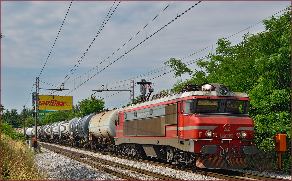 SŽ 363-028 zieht Kesselzug durch Maribor-Tabor Richtung Norden. /2.7.2015