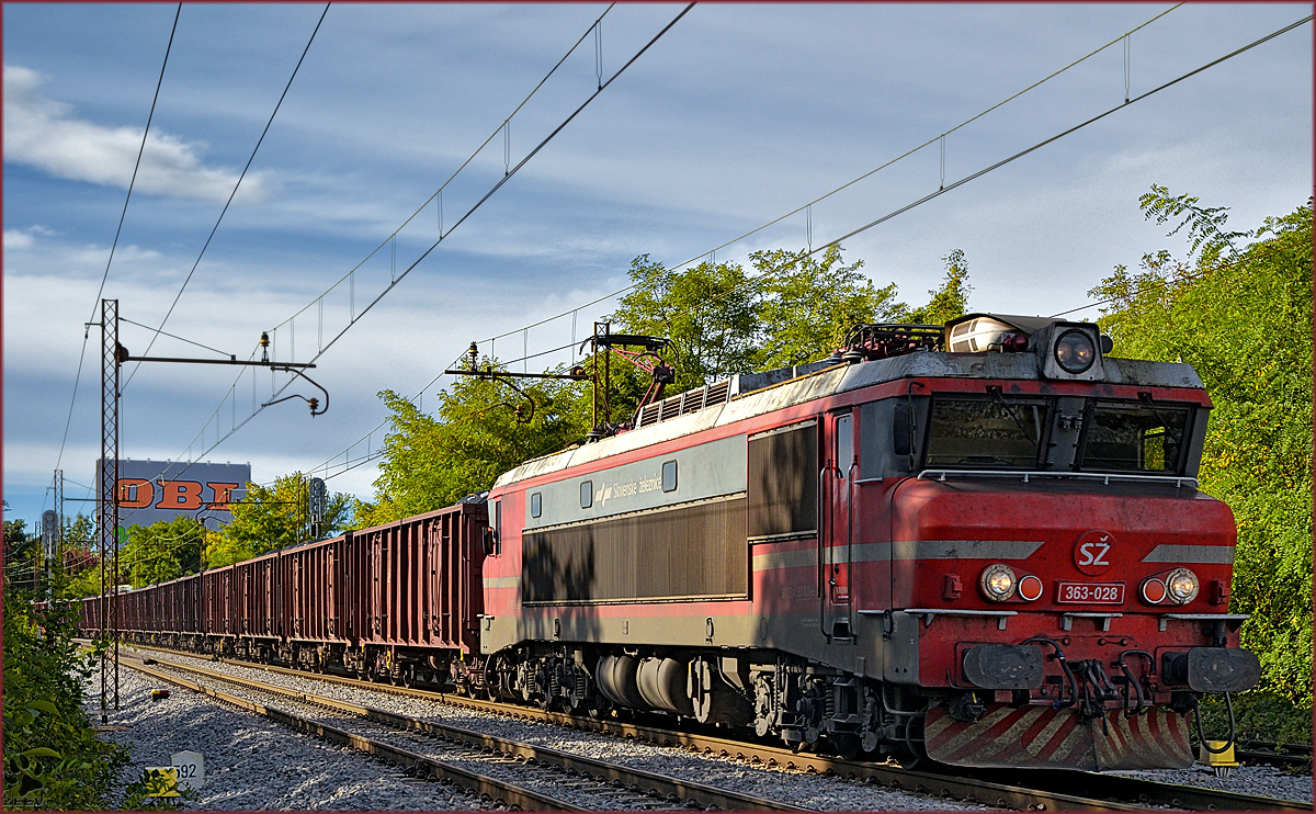SŽ 363-028 zieht Stahlzug durch Maribor-Tabor Richtung Norden. /4.10.2016