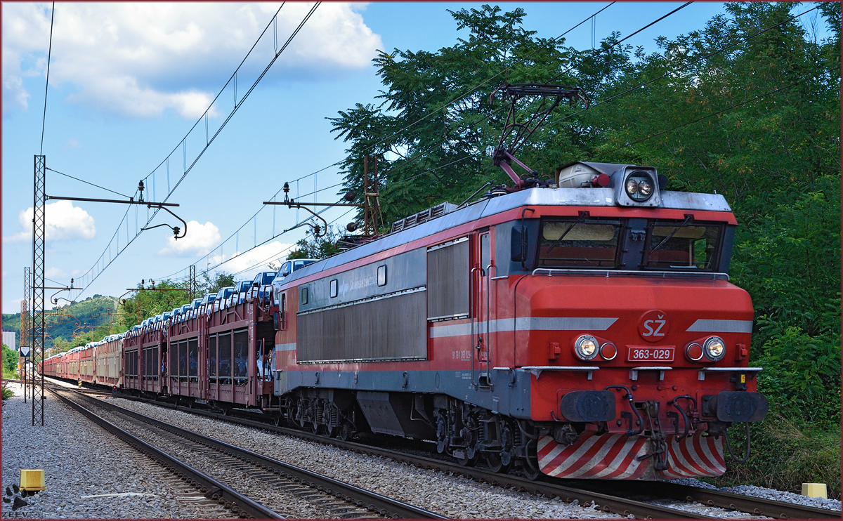 SŽ 363-029 zieht Autozug durch Maribor-Tabor Richtung Koper Hafen. /31.7.2015