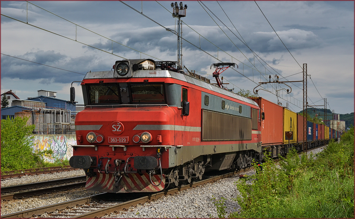 SŽ 363-029 zieht Containerzug durch Maribor-Tabor Richtung Koper Hafen. /26.4.2017