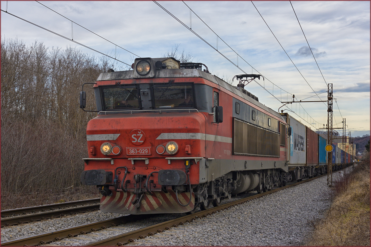 SŽ 363-029 zieht Containerzug durch durch Maribor-Tabor Richtung Koper Hafen. /31.1.2020