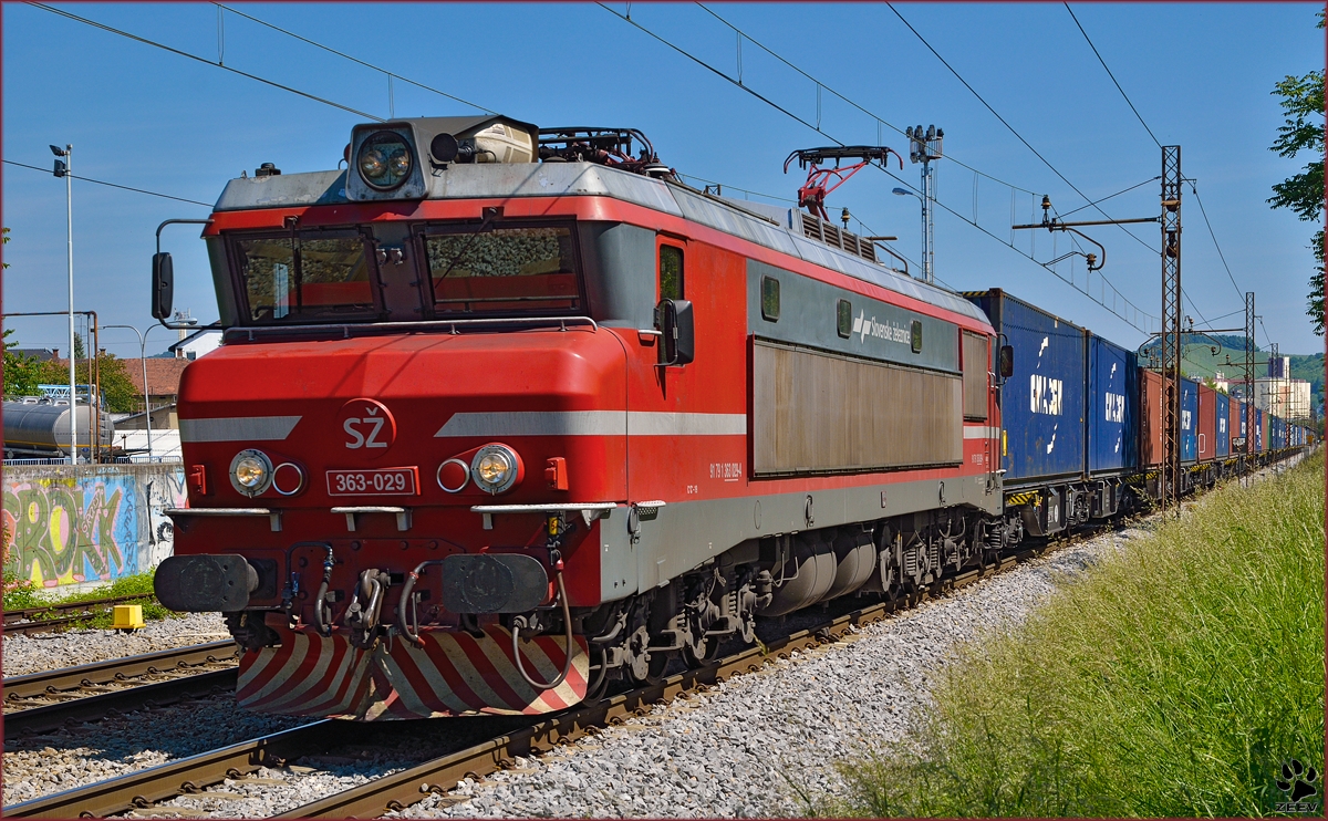 SŽ 363-029 zieht Containerzug durch Maribor-Tabor Richtung Koper Hafen. /21.5.2014