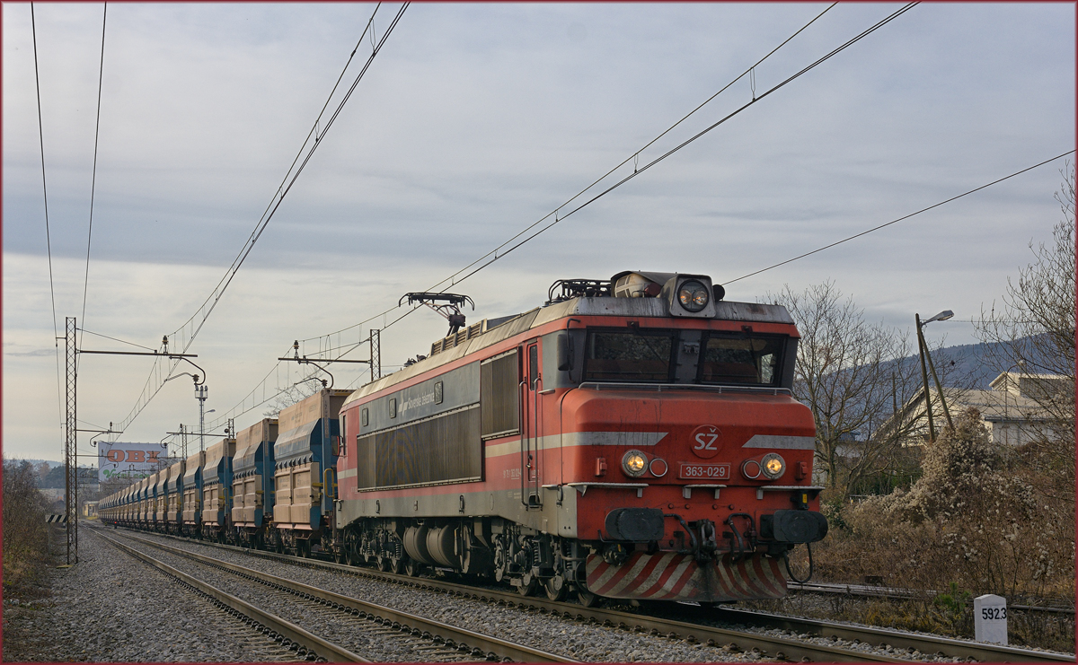 SŽ 363-029 zieht Erzzug durch Maribor-Tabor Richtung Norden. /19.12.2019