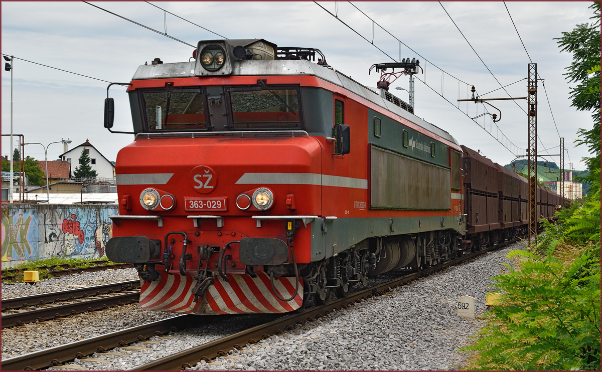 SŽ 363-029 zieht Erzzug durch Maribor-Tabor Richtung Koper Hafen. /9.7.2015