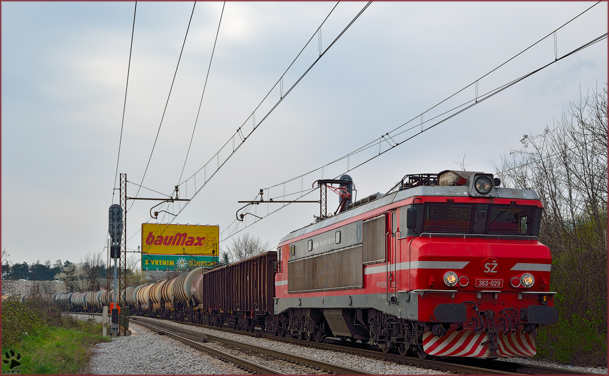 SŽ 363-029 zieht Güterzug durch Maribor-Tabor Richtung Norden. /26.3.2014