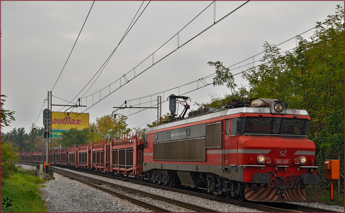 SŽ 363-029 zieht leeren Autozug durch Maribor-Tabor Richtung Norden. /27.10.2015