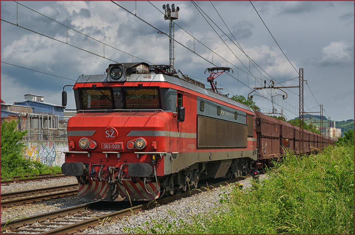 SŽ 363-029 zieht leeren Erzzug durch Maribor-Tabor Richtung Koper Hafen. /2.6.2017