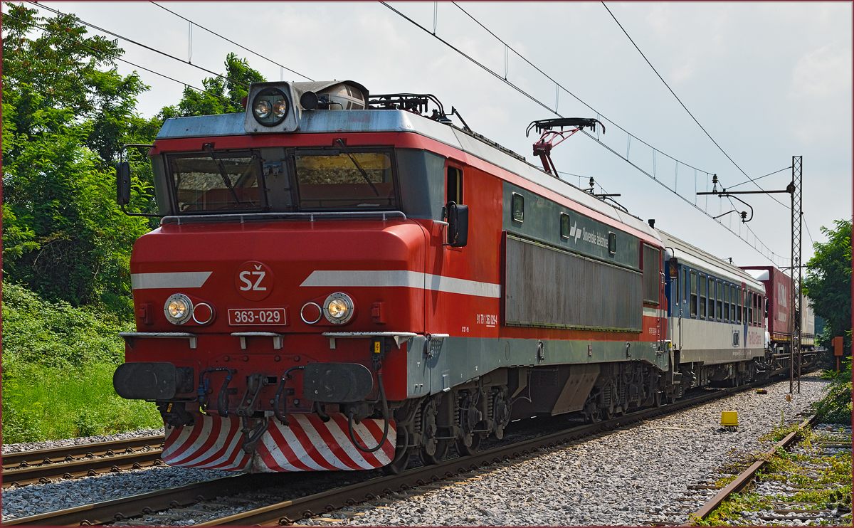 SŽ 363-029 zieht LkW-Zug durch Maribor-Tabor Richtung Norden. /26.7.2014