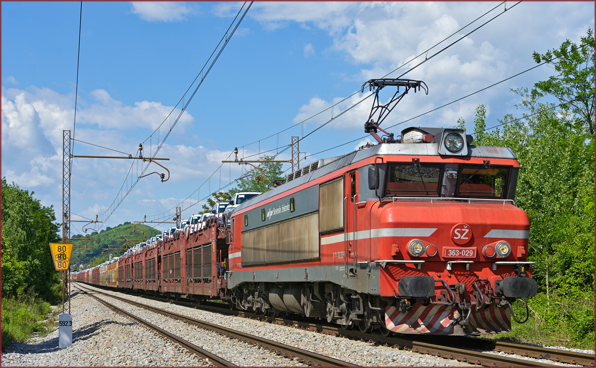 SŽ 363-029 zieht PkW-Zug durch Maribor-Tabor Richtung Koper Hafen. /1.6.2019