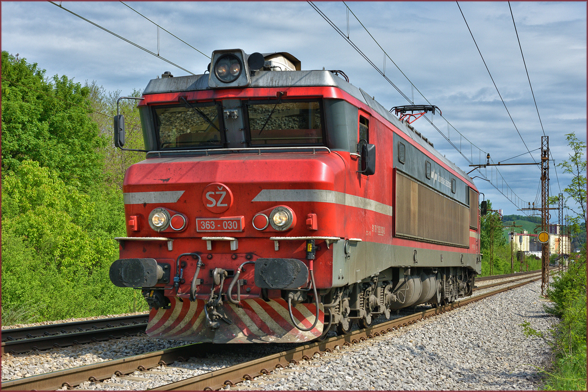 SŽ 363-030 fährt als Lokzug durch Maribor-Tabor Richtung Maribor HBF. /24.4.2018