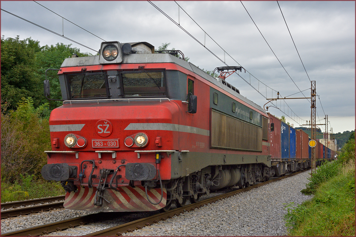 SŽ 363-030 zieht Containerzug durch Maribor-Tabor Richtung Koper Hafen. /18.9.2019