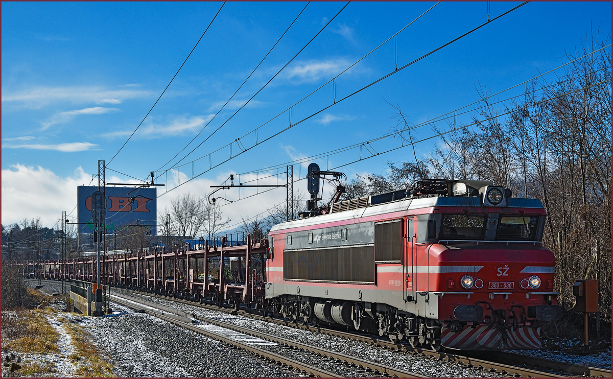 SŽ 363-030 zieht leeren Autozug durch Maribor-Tabor Richtung Norden. /13.6.2016