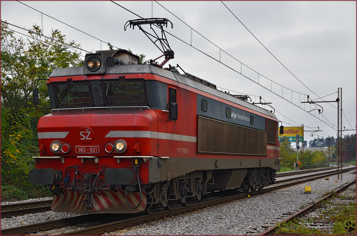 SŽ 363-031 fährt als Lokzug durch Maribor-Tabor Richtung Maribor HBF. /12.10.2015