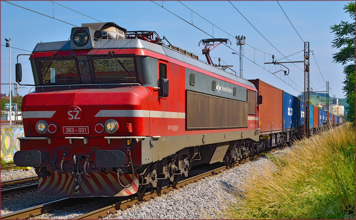 SŽ 363-031 zieht Containerzug durch Maribor-Tabor Richtung Koper Hafen. /13.6.2014