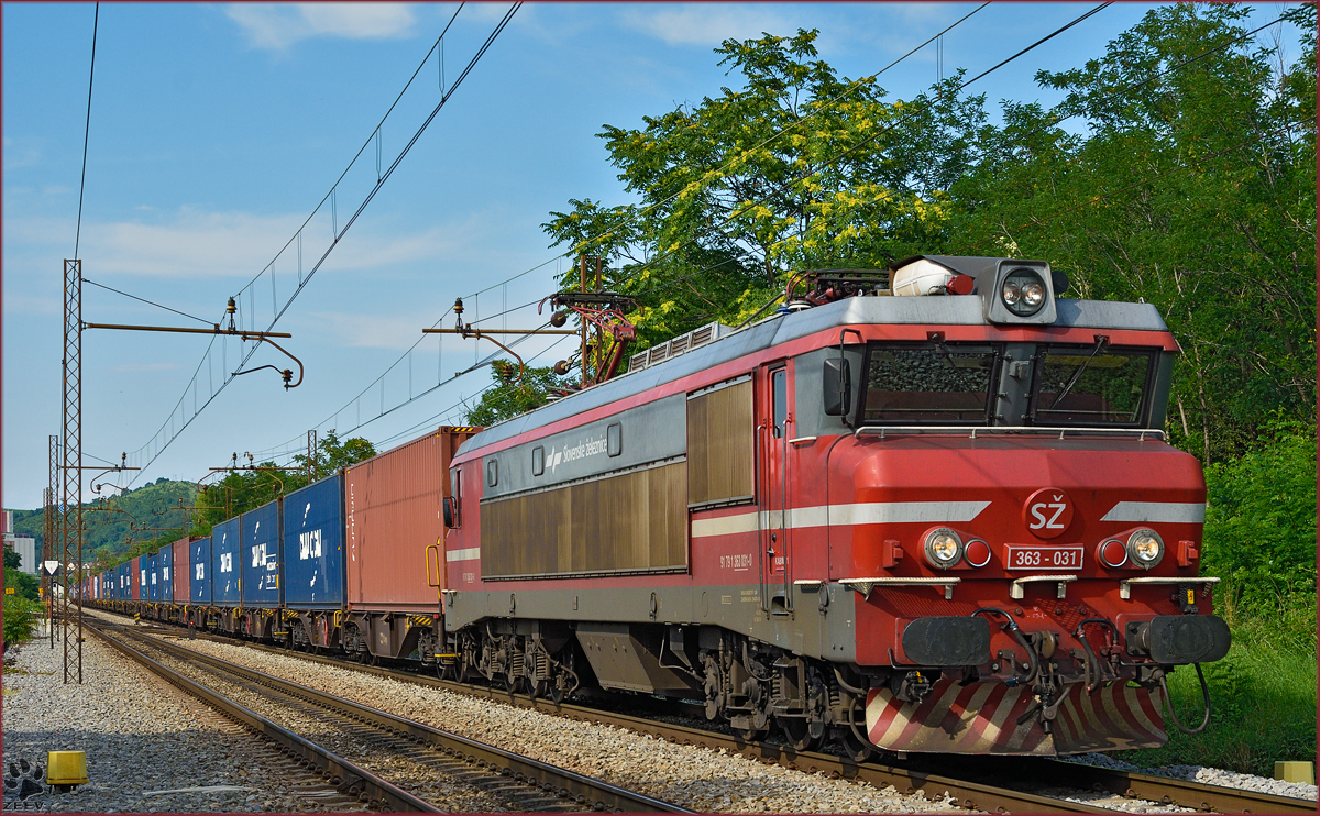 SŽ 363-031 zieht Containerzug durch Maribor-Tabor Richtung Koper Hafen. /24.7.2014