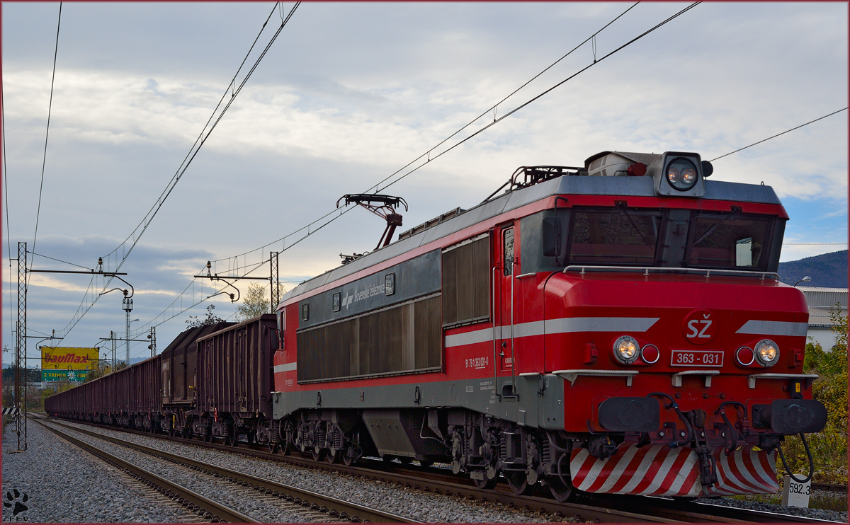 SŽ 363-031 zieht Güterzug durch Maribor-Tabor Richtung Norden. /8.11.2013