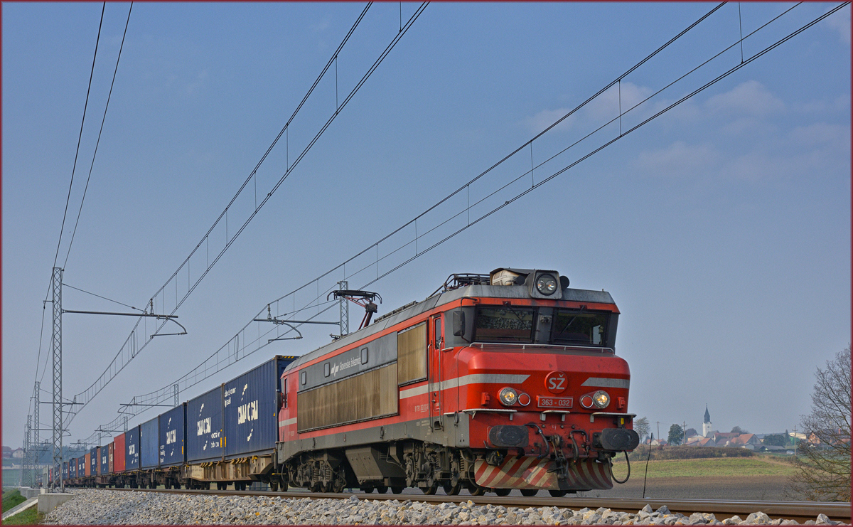 SŽ 363-032 zieht Containerzug an Črešnjevec vorbei Richtung Norden. /10.10.2018