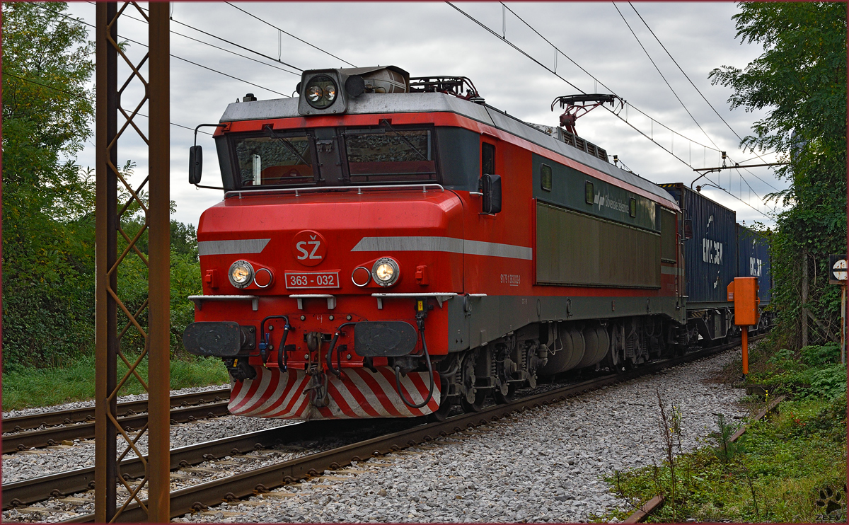 SŽ 363-032 zieht Containerzug durch Maribor-Tabor Richtung Norden. /28.9.2015