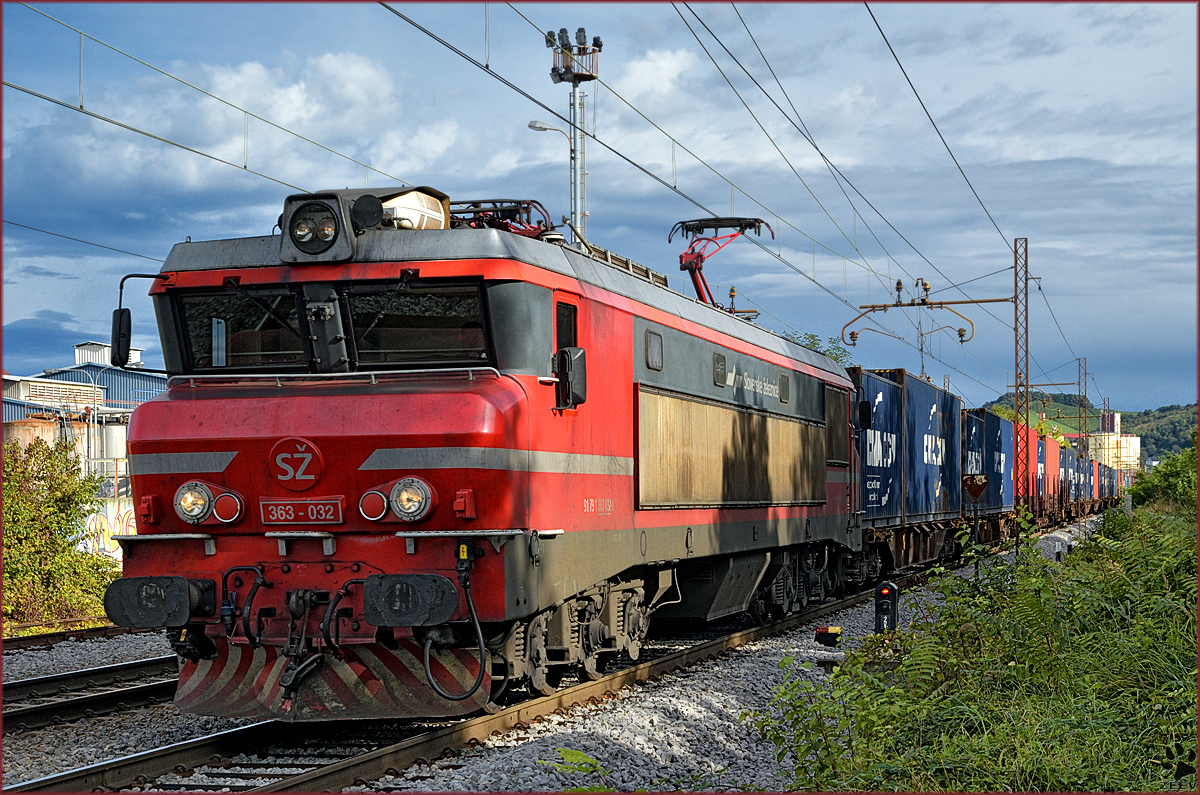SŽ 363-032 zieht Containerzug durch Maribor-Tabor Richtung Koper Hafen. /4.10.2016