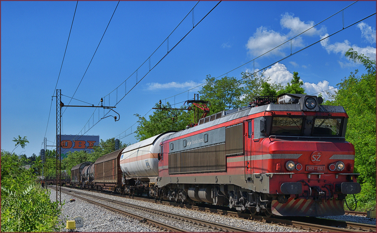 SŽ 363-032 zieht Güterzug durch Maribor-Tabor Richtung Norden. /23.5.2017