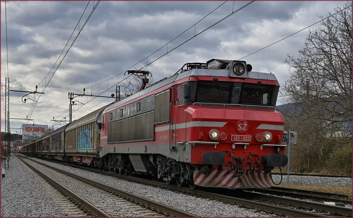 SŽ 363-032 zieht Güterzug durch Maribor-Tabor Richtung Norden. /26.2.2022