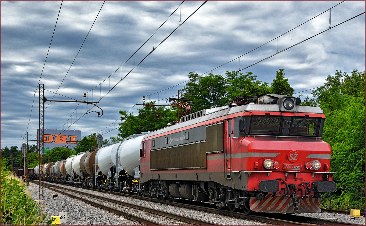 SŽ 363-032 zieht Güterzug durch Maribor-Tabor Richtung Norden. /6.7.2016