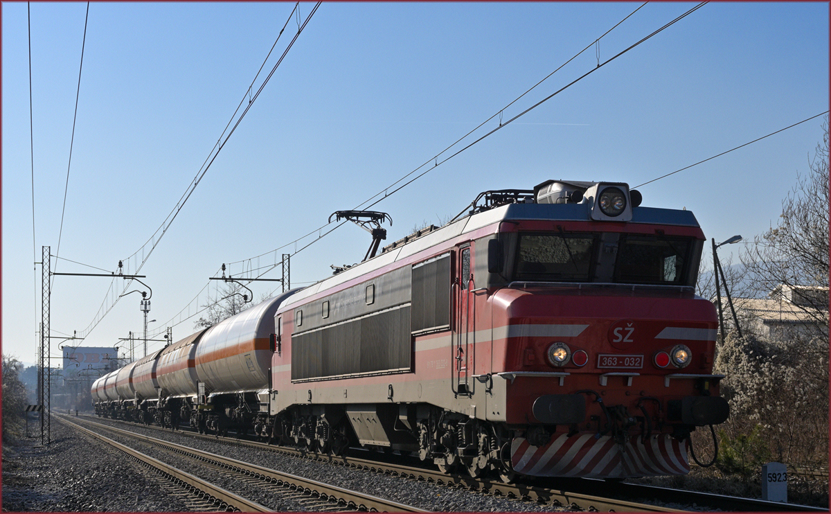 SŽ 363-032 zieht Kesselzug durch Maribor-Tabor Richtung Norden. /19.1.2022