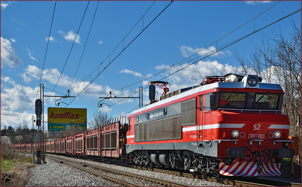 SŽ 363-032 zieht lehren Autozug durch Maribor-Tabor Richtung Norden. /3.4.2015