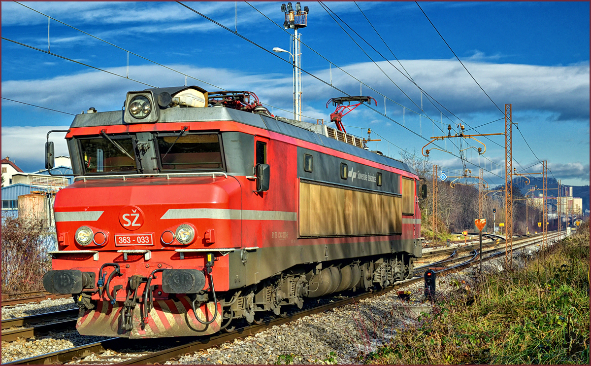 SŽ 363-033 fährt als Lokzug durch Maribor-Tabor Richtung Tezno VBF. /2.12.2016