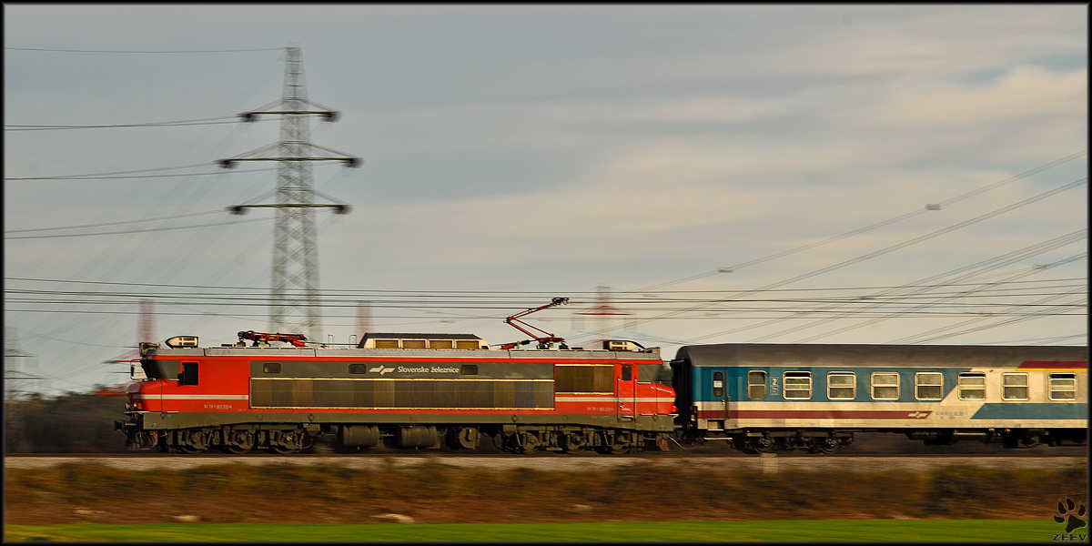 SŽ 363-033 zieht Migrantenzug durch Bohova Richtung Šentilj. /19.11.2015