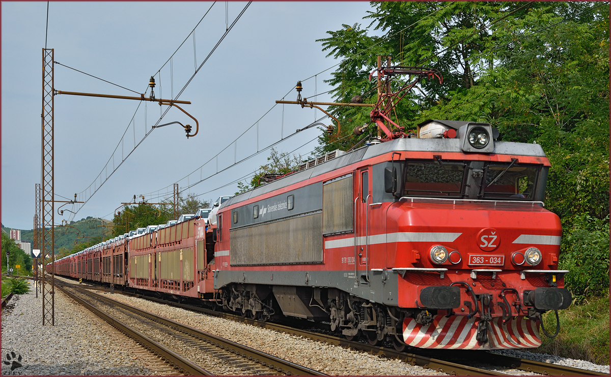 SŽ 363-034 zieht Autozug durch Maribor-Tabor Richtung Koper Hafen. /3.9.2015