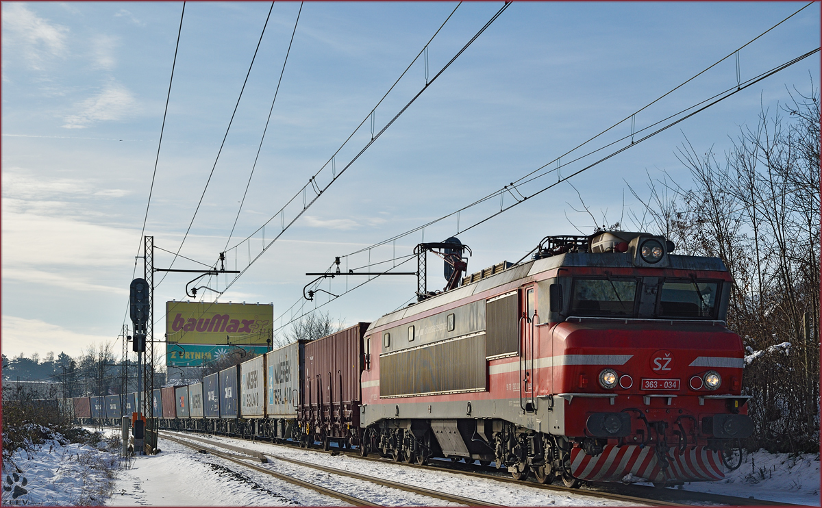 SŽ 363-034 zieht Containerzug durch Maribor-Tabor Richtung Norden. /2.1.2015