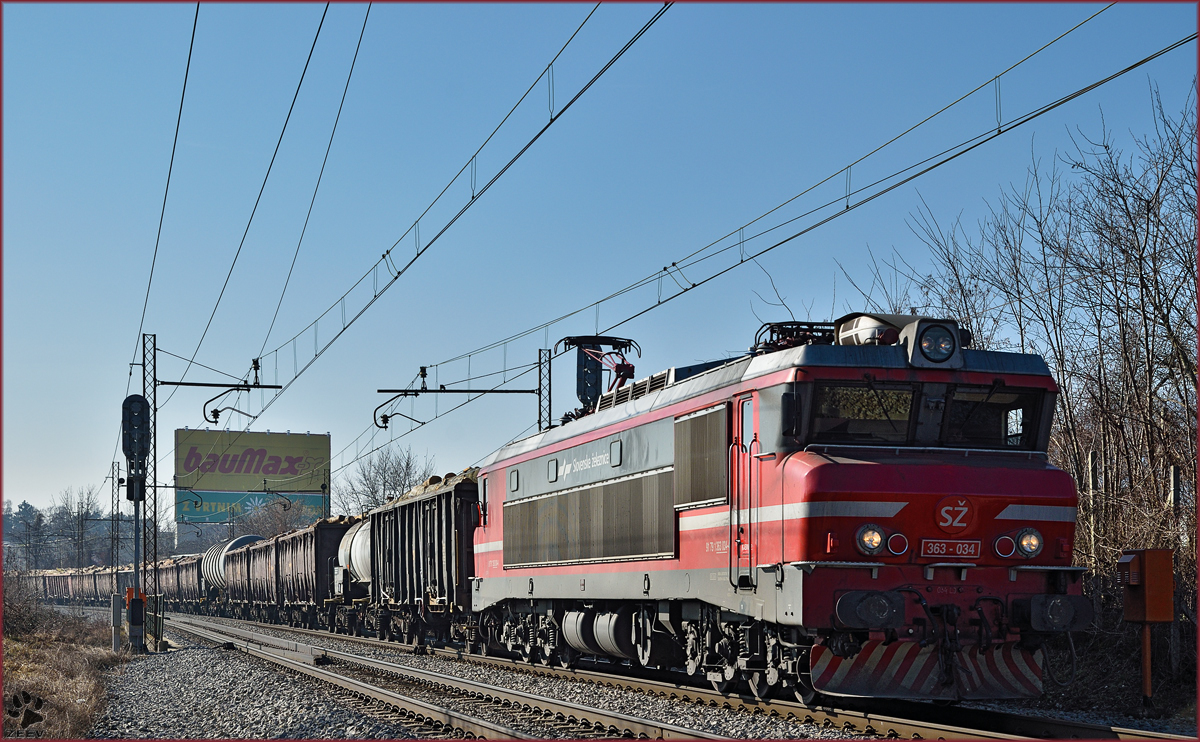 SŽ 363-034 zieht Güterzug durch Maribor-Tabor Richtung Norden. /20.2.2015