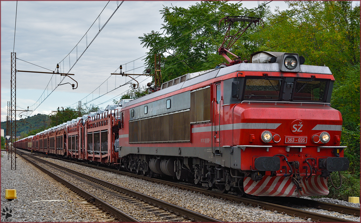 SŽ 363-035 zieht Autozug durch Maribor-Tabor Richtung Koper Hafen. /28.9.2015