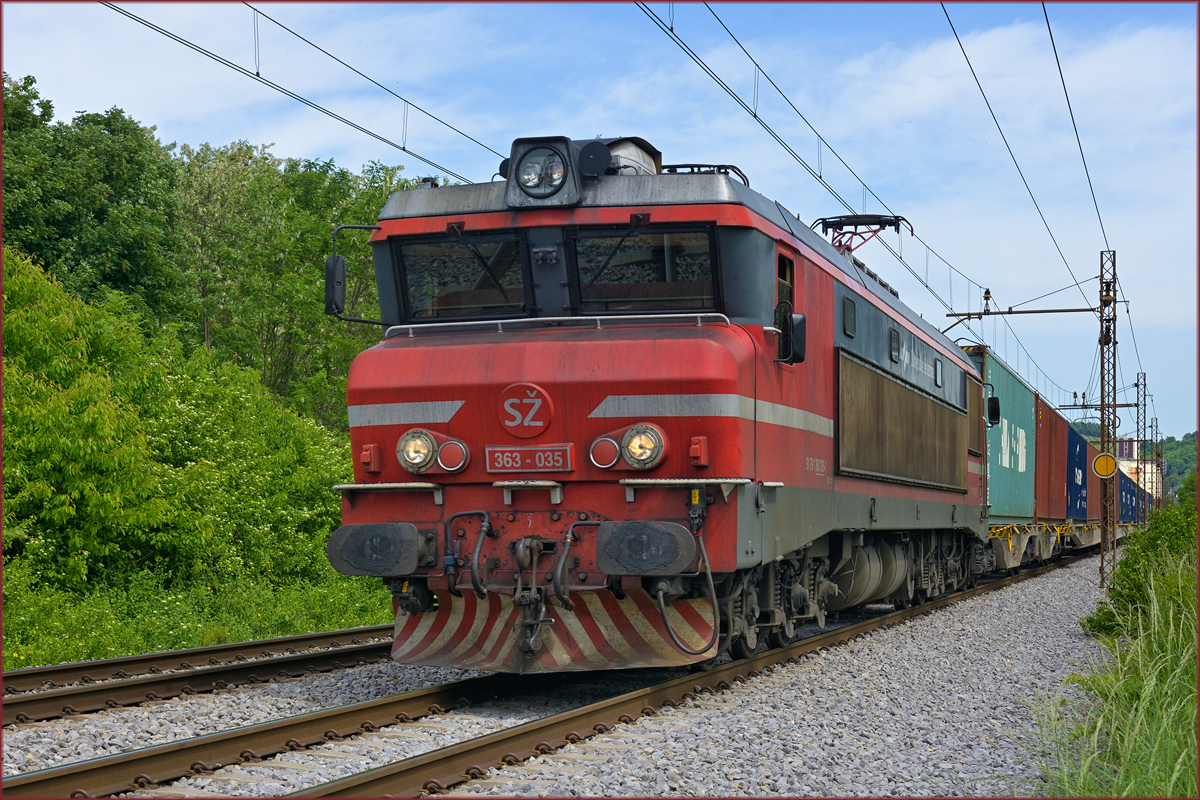 SŽ 363-035 zieht Containerzug durch Maribor-Tabor Richtung Koper Hafen. /13.5.2020