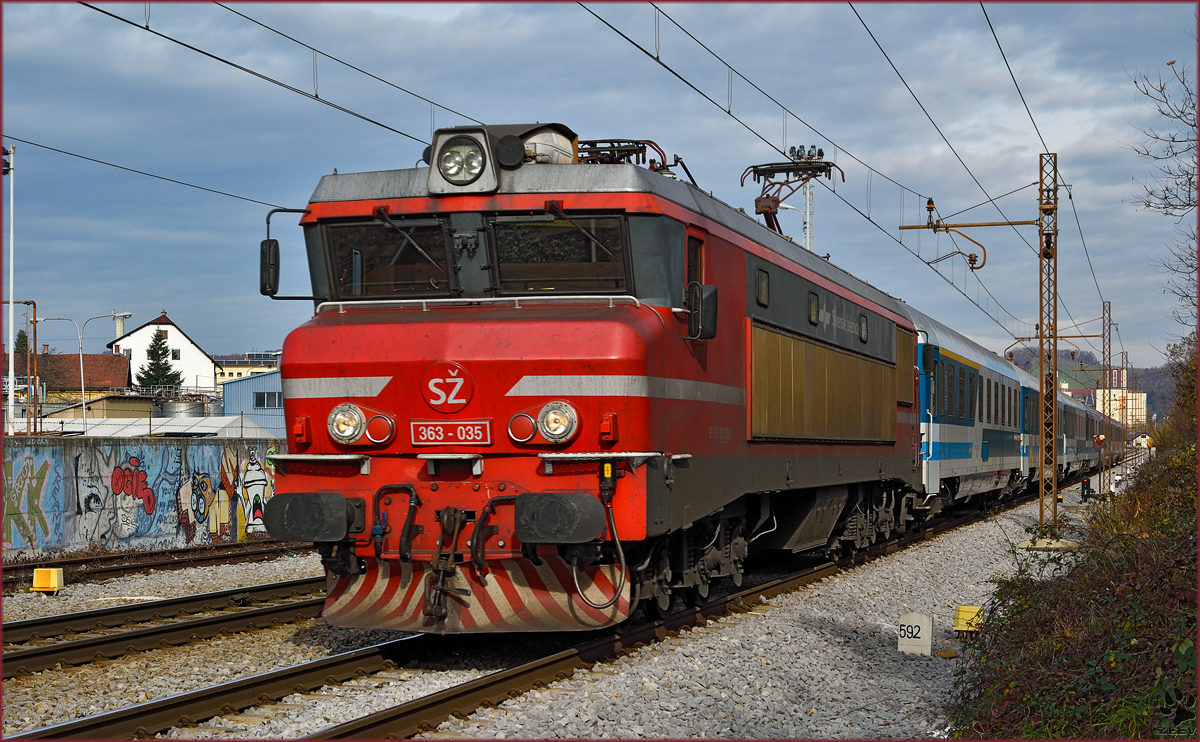 SŽ 363-035 zieht EC151 'Emona' durch Maribor-Tabor Richtung Ljubljana. /20.11.2015