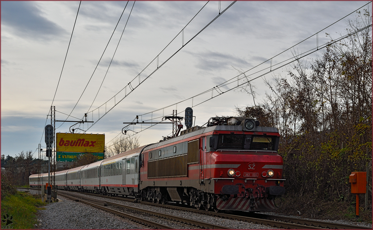 SŽ 363-035 zieht EC158 durch Maribor-Tabor Richtung Wien. /20.11.2015
